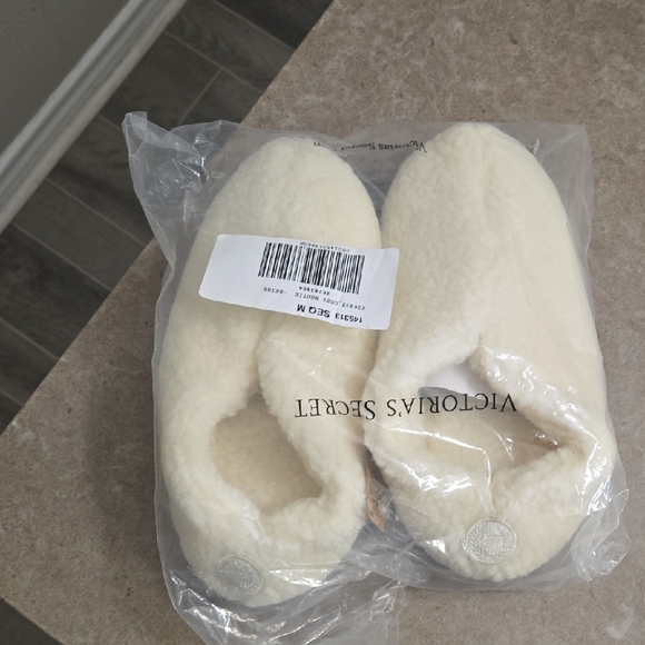 Victoria's Secret Soft Cream Slippers - Picture 4 of 4
